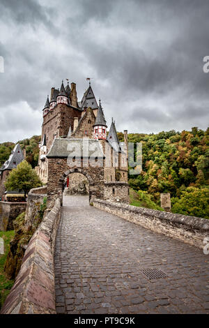 Burg Eltz in der Eifel eine der bekanntesten Burgen in Deutschland Rheinland Pfalz Stockfoto