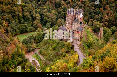 Burg Eltz in der Eifel eine der bekanntesten Burgen in Deutschland Rheinland Pfalz Stockfoto