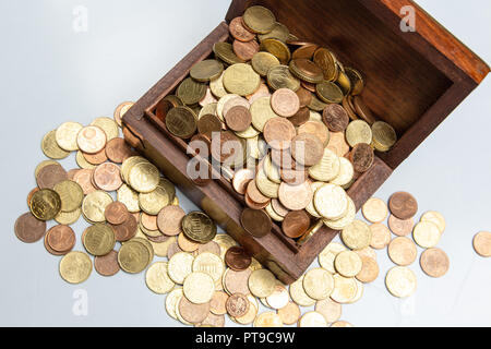 Viele Euro-Münzen im Holzkasten auf weißem ändern Sie die Münzen sammeln Stockfoto