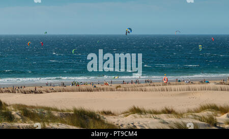 Kitesurfer am Strand von Guincho, Portugal mit Cabo da Roca Halbinsel im Hintergrund Stockfoto