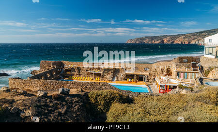 Kitesurfer am Strand von Guincho, Portugal mit Cabo da Roca Halbinsel im Hintergrund Stockfoto