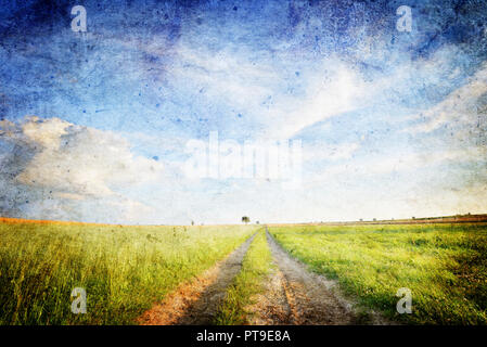 Schönen Sommer Landschaft mit Schmutz der Straße und blauer Himmel - Vintage Style Stockfoto