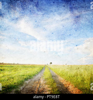 Schönen Sommer Landschaft mit Schmutz der Straße und blauer Himmel - Vintage Style Stockfoto