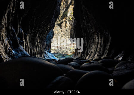 In einem Wave erodiert Riss in den Felsen am Trevine Bay, Pembrokeshire, Wales. Stockfoto