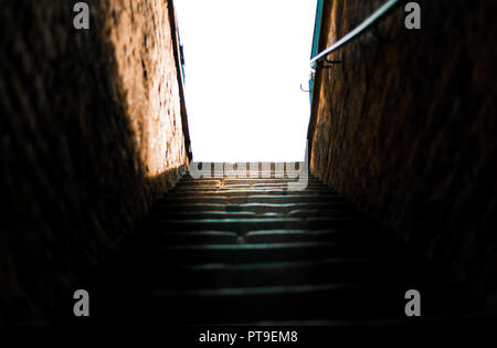 Außerhalb der großen steinernen Treppen in einem Schloss, in ein helles Licht mit einem Handlauf im Herbst führende Stockfoto