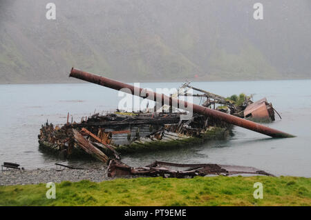 Altes Schiffswrack an einem regnerischen Tag in Grytvyken, die Hauptstadt der Insel Südgeorgien. Stockfoto