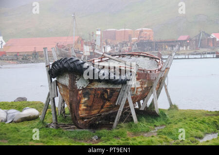 Ein altes Rettungsboot an einem regnerischen Tag in Grytvyken, die Hauptstadt der Insel Südgeorgien. Stockfoto