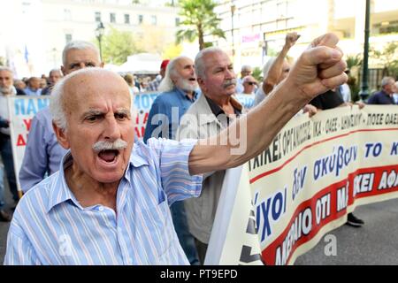 Rentner nehmen an einer Kundgebung vor dem Arbeitsministerium in Athen. Hunderte von Rentner gezeigt Donnerstag gegen weitere Sparmaßnahmen pla Stockfoto