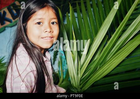 Mazedonien, Amazonien/Kolumbien - 15. MÄRZ 2016: Junge Mädchen die Vorbereitung für ein Dorf Veranstaltung machen palm leaf Dekoration Stockfoto