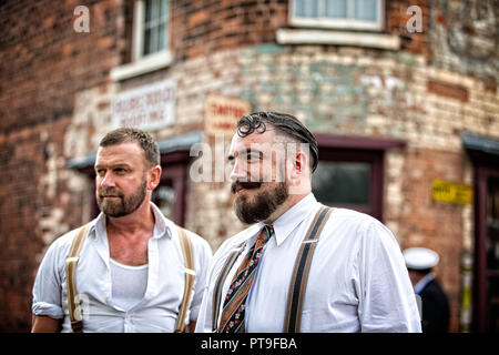 Nahaufnahme von zwei bärtigen, männlichen kostümierten Nachdarstellern in weißen Hemden und Hosenträger im Black Country Museum 1940s, Sommer 2018. Stockfoto