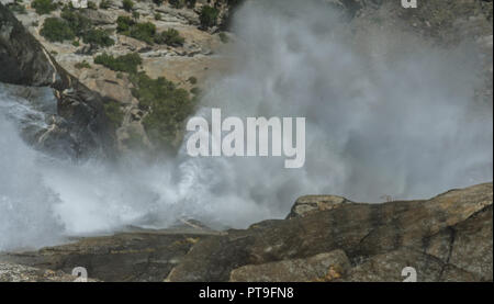 Detail der oberen Yosemite Falls, gerade von oben gesehen. Stockfoto