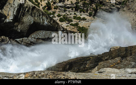 Detail der oberen Yosemite Falls, gerade von oben gesehen. Stockfoto