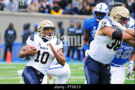 Oktober 6, 2018: Marine quarterback, Malcolm Perry #10, Binsen für yardage Gewinne während der NCAA Football Spiel zwischen der Navy Midshipmen und die Air Force Falcons im Falcon Stadium, United States Air Force Academy in Colorado Springs, Colorado. Air Force Niederlagen Marine 35-7. Stockfoto