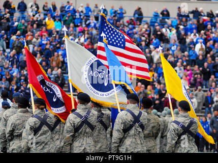 Oktober 6, 2018: der Air Force Academy Color Guard nimmt Teil an der Eröffnungsfeier vor NCAA Football Spiel zwischen den Marinemidshipmen und die Air Force Falcons im Falcon Stadium, United States Air Force Academy in Colorado Springs, Colorado. Air Force Niederlagen Marine 35-7. Stockfoto