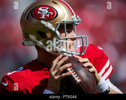 Santa Clara, Kalifornien, USA. 07 Okt, 2018. San Francisco 49ers quarterback C.J. Beathard (3) Aufwärmen, bevor ein NFL Football Spiel zwischen den Arizona Cardinals und den San Francisco 49ers bei Levi's Stadion in Santa Clara, Kalifornien. Valerie Shoaps/CSM/Alamy leben Nachrichten Stockfoto