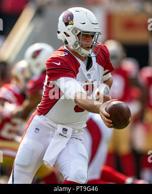 Santa Clara, Kalifornien, USA. 07 Okt, 2018. Arizona Cardinals Quarterback Josh Rosen (3) Täuscht eine Hand aus, während ein NFL Football Spiel zwischen den Arizona Cardinals und den San Francisco 49ers bei Levi's Stadion in Santa Clara, Kalifornien. Valerie Shoaps/CSM/Alamy leben Nachrichten Stockfoto