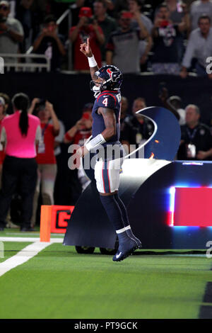 Houston, Texas, USA. 7 Okt, 2018. Houston Texans Quarterback Deshaun Watson (4) ist es, die Menge vor der NFL regular season Spiel zwischen den Houston Texans und die Dallas Cowboys an NRG Stadion in Houston, TX am 7. Oktober eingeführt, 2018 Credit: Erik Williams/ZUMA Draht/Alamy leben Nachrichten Stockfoto