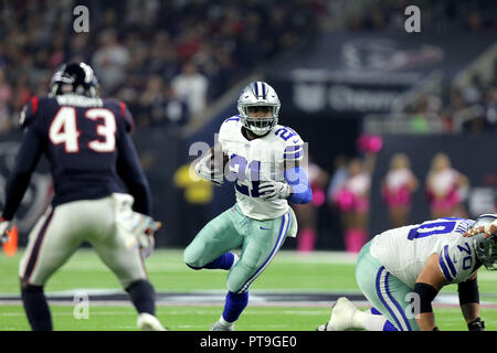 Houston, Texas, USA. 7 Okt, 2018. Dallas Cowboys zurück laufen Hesekiel Elliott (21) Trägt die Kugel auf einem laufenden Spiel während des ersten Quartals des NFL regular season Spiel zwischen den Houston Texans und die Dallas Cowboys an NRG Stadion in Houston, TX am 7. Oktober 2018 Credit: Erik Williams/ZUMA Draht/Alamy leben Nachrichten Stockfoto