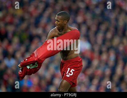 Liverpool. 8. Oktober, 2018. Liverpools Daniel Sturridge entfernt ein Unterhemd während der Englischen Premier League Spiel zwischen Liverpool und Manchester City bei Anfield in Liverpool, Großbritannien am 7. Oktober, 2018. Das Spiel endete mit einem 0:0-Unentschieden. Quelle: Xinhua/Alamy leben Nachrichten Stockfoto