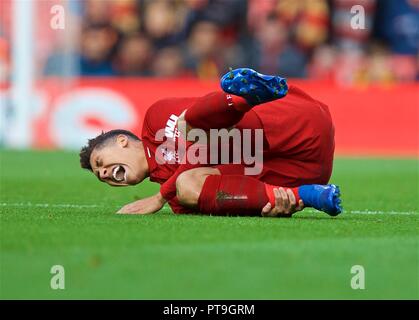 Liverpool. 8. Oktober, 2018. Liverpools Roberto Firmino ist während der Englischen Premier League Spiel zwischen Liverpool und Manchester City bei Anfield in Liverpool, Großbritannien am 7. Oktober, 2018 verletzt. Das Spiel endete mit einem 0:0-Unentschieden. Quelle: Xinhua/Alamy leben Nachrichten Stockfoto