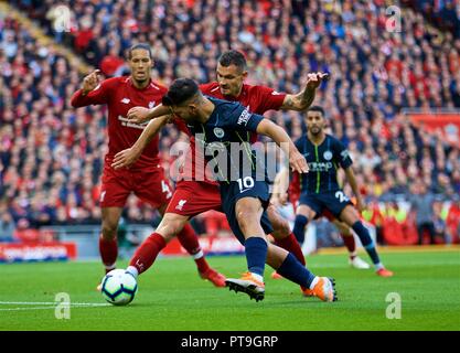 Liverpool. 8. Oktober, 2018. Liverpools Dejan Lovren (C) stoppt die Manchester City Sergio Agüero (vorne) während der Englischen Premier League Spiel zwischen Liverpool und Manchester City bei Anfield in Liverpool, Großbritannien am 7. Oktober, 2018. Das Spiel endete mit einem 0:0-Unentschieden. Quelle: Xinhua/Alamy leben Nachrichten Stockfoto