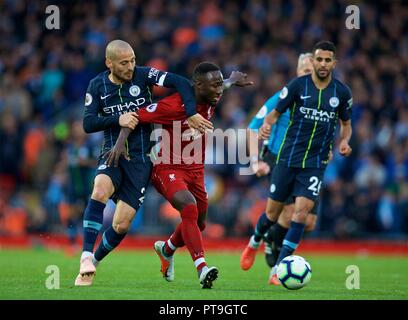 Liverpool. 8. Oktober, 2018. Von Manchester City David Silva (L) zieht sich zurück, Liverpool Naby Keita in der englischen Premier League match bei Anfield in Liverpool, Großbritannien am 7. Oktober, 2018. Das Spiel endete mit einem 0:0-Unentschieden. Quelle: Xinhua/Alamy leben Nachrichten Stockfoto