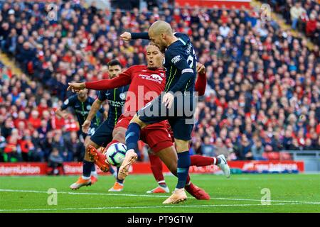 Liverpool. 8. Oktober, 2018. Liverpool Vergils van Dijk (L) Bausteine einen Schuß von Manchester City David Silva während der Englischen Premier League match bei Anfield in Liverpool, Großbritannien am 7. Oktober, 2018. Das Spiel endete mit einem 0:0-Unentschieden. Quelle: Xinhua/Alamy leben Nachrichten Stockfoto