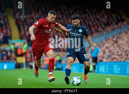 Liverpool. 8. Oktober, 2018. Liverpools Dejan Lovren (L) Mias mit Manchester City Sergio Agüero während der Englischen Premier League match bei Anfield in Liverpool, Großbritannien am 7. Oktober, 2018. Das Spiel endete mit einem 0:0-Unentschieden. Quelle: Xinhua/Alamy leben Nachrichten Stockfoto