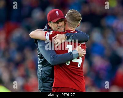 Liverpool. 8. Oktober, 2018. Liverpool Manager Jürgen Klopp (L) umarmt Kapitän Jordan Henderson nach der Englischen Premier League Spiel zwischen Liverpool und Manchester City bei Anfield in Liverpool, Großbritannien am 7. Oktober, 2018. Das Spiel endete mit einem 0:0-Unentschieden. Quelle: Xinhua/Alamy leben Nachrichten Stockfoto