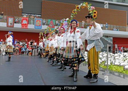 Cleveland, Ohio, USA, 7 Okt, 2018. Die polnische Folk, Lied und Tanz Ensemble der Polnischen Römisch-katholischen Union von Amerika (PRCUA) durchführen als Teil der internationalen Cleveland Community Day Festlichkeiten. Diese eintägige Veranstaltung präsentiert über 50 Community Gruppen in Cleveland, darunter Auftritte von Gruppen präsentieren ihre ethnischen Wurzeln im Brennpunkt: die global-lokalen soziokulturellen Gefüge von Cleveland. Zuschauer verfolgen auf der zweiten Etage des Ames Familie Atrium im Cleveland Museum für Kunst in Cleveland, Ohio, USA. Credit: Mark Kanning/Alamy Leben Nachrichten. Stockfoto