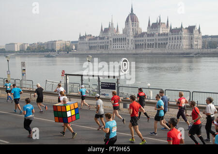 Budapest, Ungarn. 7 Okt, 2018. Läufer beteiligen sich an der Budapest Marathon in Budapest, Ungarn, am 7. Oktober, 2018. Die 33 Budapest Marathon Festival alle bisherigen Rekorde gebrochen mit mehr als 33.000 Teilnehmern, die Veranstalter, die hier am Sonntag. Credit: Attila Volgyi/Xinhua/Alamy leben Nachrichten Stockfoto