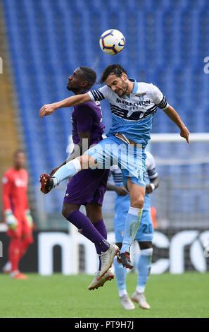 Rom, Italien. 7 Okt, 2018. SS Lazio Marco Parolo (R) Mias mit der Fiorentina Gerson (L) während der italienischen Serie A Fußball Spiel in Rom, Italien, 7. Oktober, 2018. SS Lazio gewann 1:0. Credit: Augusto Casasoli/Xinhua/Alamy leben Nachrichten Stockfoto