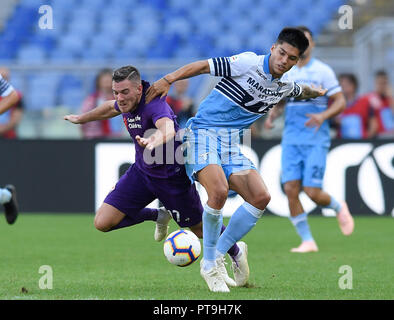 Rom, Italien. 7 Okt, 2018. SS Lazio ist Joaquin Correa (R) Mias mit der Fiorentina Jordanien Veretout während einer italienischen Serie A Fußball Spiel in Rom, Italien, 7. Oktober, 2018. SS Lazio gewann 1:0. Credit: Augusto Casasoli/Xinhua/Alamy leben Nachrichten Stockfoto