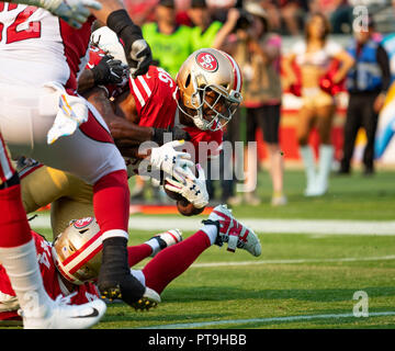 Santa Clara, Kalifornien, USA. 07 Okt, 2018. San Francisco 49ers zurück läuft Alfred Morris (46) in Angriff genommen wird, während ein NFL Football Spiel zwischen den Arizona Cardinals und den San Francisco 49ers bei Levi's Stadion in Santa Clara, Kalifornien. Valerie Shoaps/CSM/Alamy leben Nachrichten Stockfoto