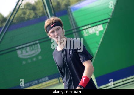 Shanghai, Shanghai, China. 8. Oktober, 2018. Shanghai, China - Russische Tennisprofi Andrej Rublev bereitet sich für ATP 2018 in Shanghai, im Oktober 6th, 2018. Credit: SIPA Asien/ZUMA Draht/Alamy leben Nachrichten Stockfoto