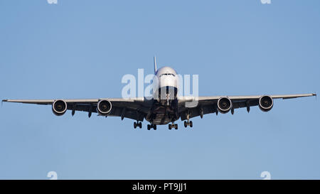 Richmond, British Columbia, Kanada. 30 Aug, 2018. Einen British Airways Airbus A380-800 (G-XLed-strahler) breit - Körper superjumbo Jet Airliner Airborne auf Final Approach für die Landung. Credit: bayne Stanley/ZUMA Draht/Alamy leben Nachrichten Stockfoto