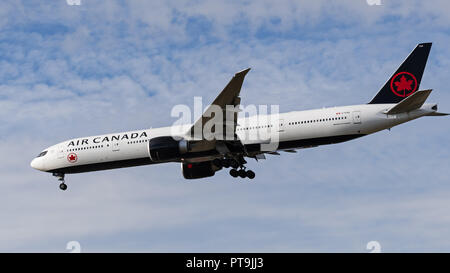 Richmond, British Columbia, Kanada. 2. Sep 2018. Eine Air Canada Boeing 777-300ER C-FIVX) wide-Body Jet Airliner Airborne auf kurze letzte Ansatz für die Landung. Credit: bayne Stanley/ZUMA Draht/Alamy leben Nachrichten Stockfoto