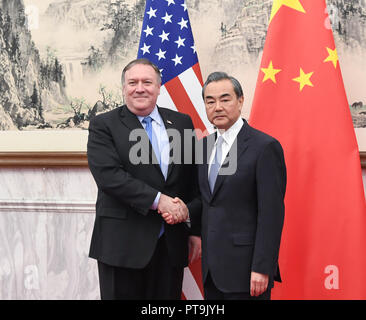 Peking, China. 8. Oktober, 2018. Chinesischen Staatsrat und Außenminister Wang Yi (R) trifft mit US-Staatssekretär Mike Pompeo in Peking, der Hauptstadt von China, 8. Oktober, 2018. Credit: Shen Hong/Xinhua/Alamy leben Nachrichten Stockfoto