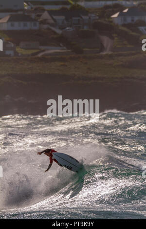 Newquay, Großbritannien. 6. Oktober 2018. Finalist und beste Manöver Sieger Reubyn Ash von Bude Spins einen Frontside Antenne 360 während das Halbfinale mit Teams aus Schottland, Wales, England und den Kanalinseln, die Schale wurde schließlich durch England gewann, mit Jay Quinn von Wales gewinnen die Men's Division und Lucy Campbell von England gewinnen die Frauen. Kredit Mike Newman/Alamy leben Nachrichten Stockfoto