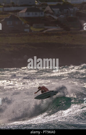 Newquay, Großbritannien. 6. Oktober 2018. Finalist und beste Manöver Sieger Reubyn Ash von Bude Spins einen Frontside Antenne 360 während das Halbfinale mit Teams aus Schottland, Wales, England und den Kanalinseln, die Schale wurde schließlich durch England gewann, mit Jay Quinn von Wales gewinnen die Men's Division und Lucy Campbell von England gewinnen die Frauen. Kredit Mike Newman/Alamy leben Nachrichten Stockfoto