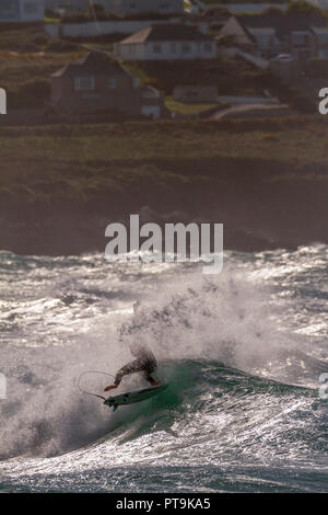 Newquay, Großbritannien. 6. Oktober 2018. Finalist und beste Manöver Sieger Reubyn Ash von Bude Spins einen Frontside Antenne 360 während das Halbfinale mit Teams aus Schottland, Wales, England und den Kanalinseln, die Schale wurde schließlich durch England gewann, mit Jay Quinn von Wales gewinnen die Men's Division und Lucy Campbell von England gewinnen die Frauen. Kredit Mike Newman/Alamy leben Nachrichten Stockfoto