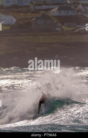 Newquay, Großbritannien. 6. Oktober 2018. Finalist und beste Manöver Sieger Reubyn Ash von Bude Spins einen Frontside Antenne 360 während das Halbfinale mit Teams aus Schottland, Wales, England und den Kanalinseln, die Schale wurde schließlich durch England gewann, mit Jay Quinn von Wales gewinnen die Men's Division und Lucy Campbell von England gewinnen die Frauen. Kredit Mike Newman/Alamy leben Nachrichten Stockfoto