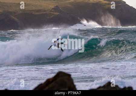 Newquay, Großbritannien. 6. Oktober 2018. Wird Bailey klettert die Lippe von einer obenliegenden Welle im Halbfinale. Mit Teams aus Schottland, Wales, England und den Kanalinseln, die Schale wurde schließlich durch England gewann, mit Jay Quinn von Wales gewinnen die Men's Division und Lucy Campbell von England gewinnen die Frauen. Kredit Mike Newman/Alamy leben Nachrichten Stockfoto