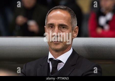 Frankfurt, Deutschland. 05 Okt, 2018. Adi HUETTER (HÃ tter, Trainer, F) kurz vor dem Start des Spiels, Brustbild, Fußball Europa League, Gruppenphase, Gruppe H, Spieltag 2, Eintracht Frankfurt (F) - latium 4:1, 04.10.2018 in Frankfurt/Deutschland, | Verwendung der weltweiten Kredit: dpa/Alamy leben Nachrichten Stockfoto