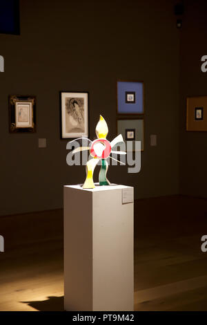 London, UK, 8. Oktober 2018, Bonhams Photocall, auf Anzeige: nach Fernand Léger. La fleur qui Marche 56,5 cm hoch. (22 1/4 in.) im Jahr 1952 konzipiert und in einer Auflage von 8 durchgeführt von Les Ateliers Brice. Bei £ 25.000 - 30.000 geschätzt. Die impressionistischen und modernen Kunst Verkauf erfolgt am 11. Oktober um 17.00 Uhr. Credit: Keith Larby/Alamy leben Nachrichten Stockfoto