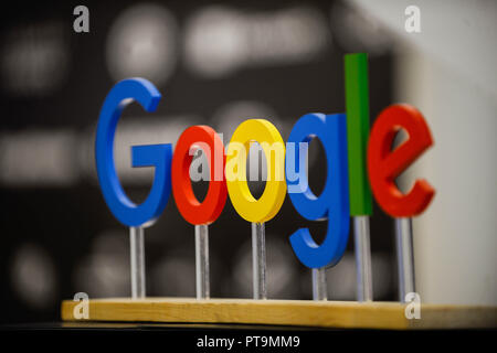 Google Zeichen ist bei Google gesehen Info Point während des CyberSec, Europäische Cyber Security Forum in Krakau Congress Center stehen. Stockfoto