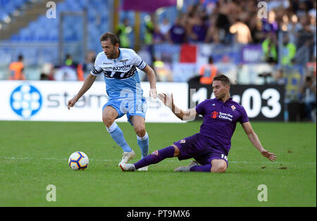 Rom, Italien. 7 Okt, 2018. SS Lazio ist Senad Lulic (L) Mias mit der Fiorentina Becker Pjaca während einer italienischen Serie A Fußball Spiel in Rom, Italien, 7. Oktober, 2018. SS Lazio gewann 1:0. Credit: Augusto Casasoli/Xinhua/Alamy leben Nachrichten Stockfoto