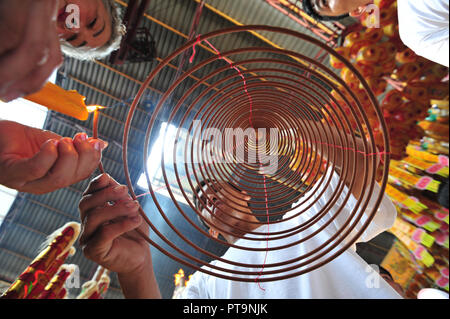 Bangkok, Thailand. 8. Oktober, 2018. Menschen räuchern das Vegetarische Festival in einem chinesischen Tempel in China Town in Bangkok, Thailand zu Feiern, am Okt. 8, 2018. Credit: Rachen Sageamsak/Xinhua/Alamy leben Nachrichten Stockfoto