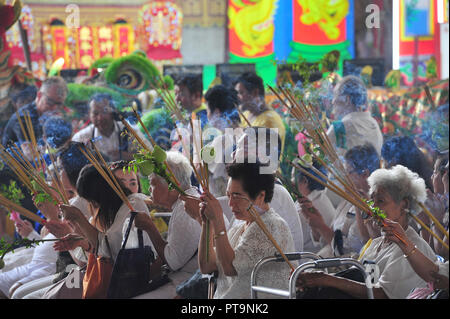 Bangkok, Thailand. 8. Oktober, 2018. Menschen räuchern das Vegetarische Festival in einem chinesischen Tempel in China Town in Bangkok, Thailand zu Feiern, am Okt. 8, 2018. Credit: Rachen Sageamsak/Xinhua/Alamy leben Nachrichten Stockfoto