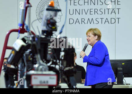 Darmstadt, Hessen, Deutschland. 08 Okt, 2018. Bundeskanzlerin Angela Merkel (CDU) steht neben humanoide Roboter Johnny bei einem Besuch der Technischen Universität. Während einer Demonstration, der Suche und Rettung Roboter aus "Hector" Team eingesetzt, die können, zum Beispiel, können selbstständig für Menschen begraben. Foto: Uwe Anspach/dpa/Alamy leben Nachrichten Stockfoto